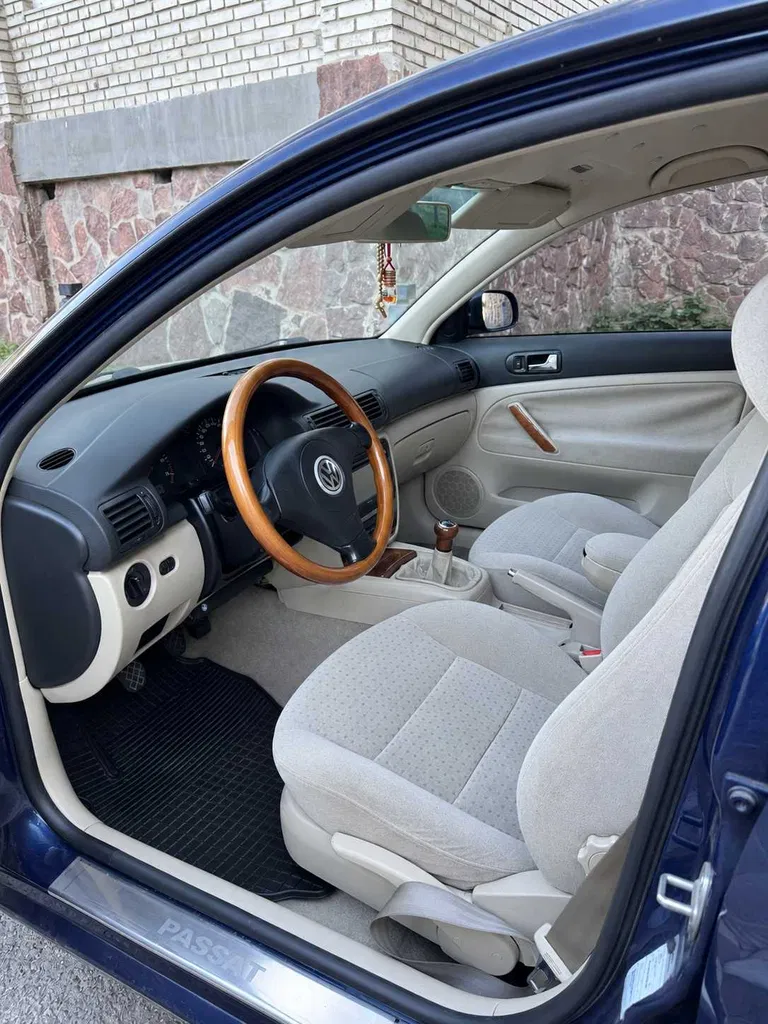 Фото 2000 Volkswagen Passat Sedan
