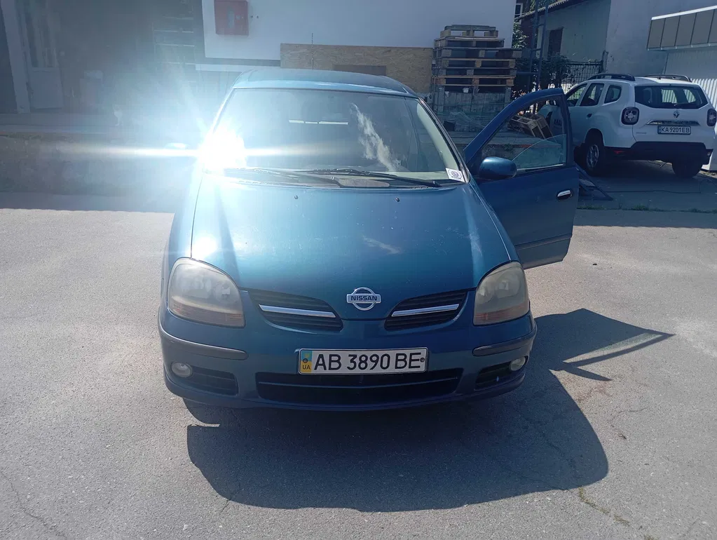 Фото 2001 Nissan Almera Tino