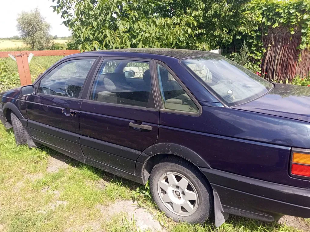 Фото 1988 Volkswagen Passat Sedan