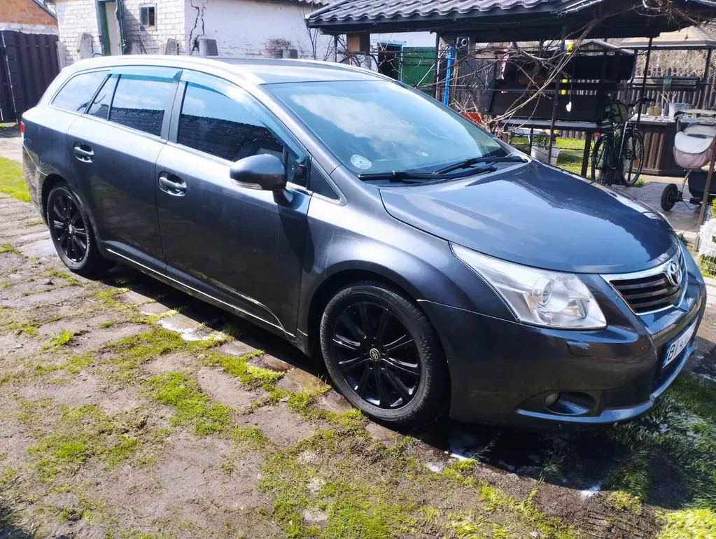Фото 2011 Toyota Avensis