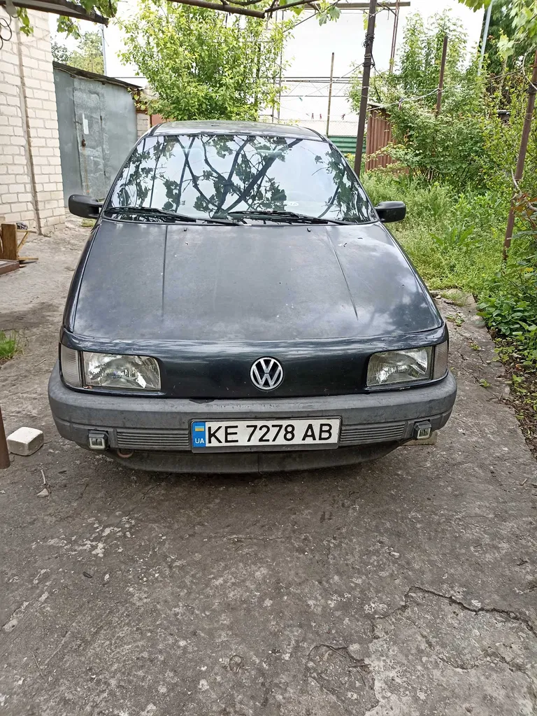 Фото 1993 Volkswagen Passat Sedan