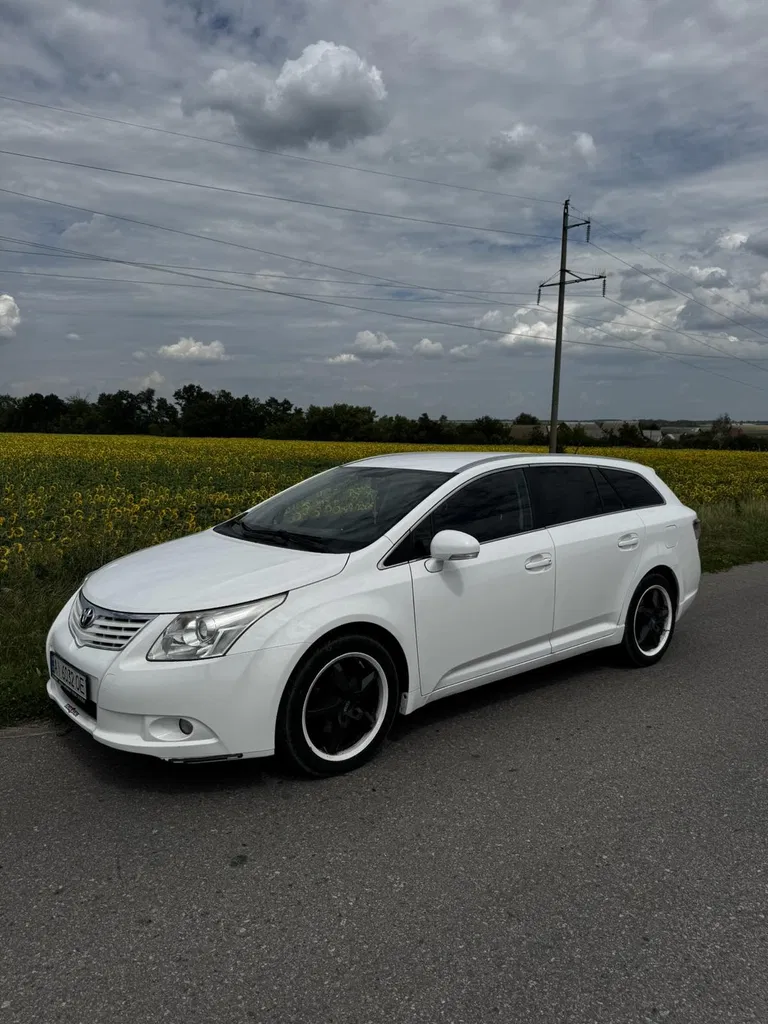 Фото 2011 Toyota Avensis