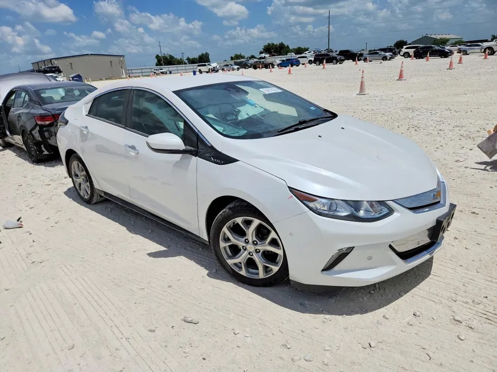 Фото 2018 Chevrolet Volt